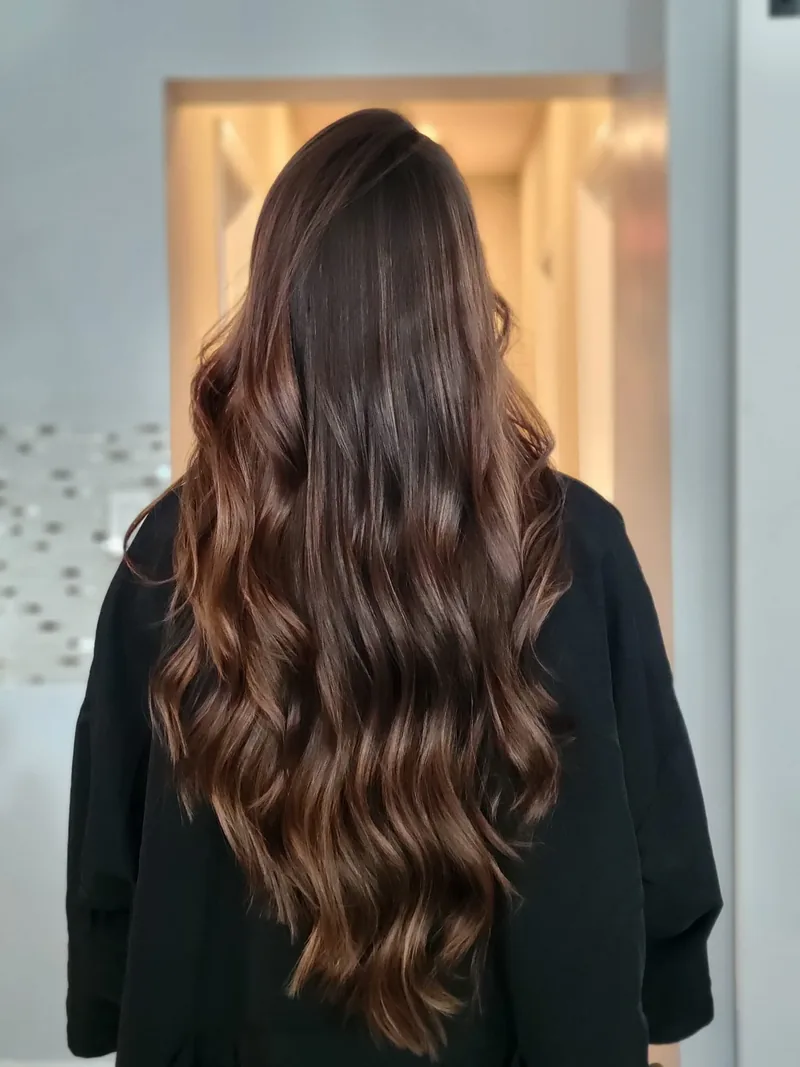 Blonde wavy highlights hair